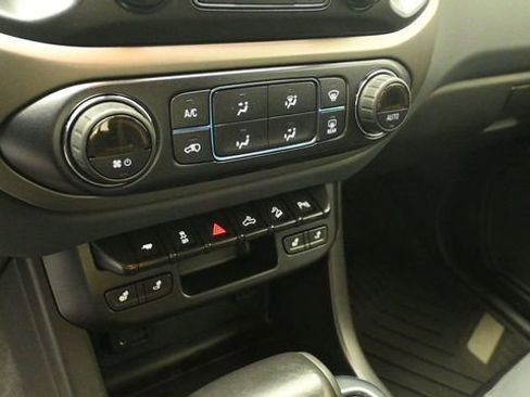 Used 2020 Chevrolet Colorado Z71 AWD/4WD image 18