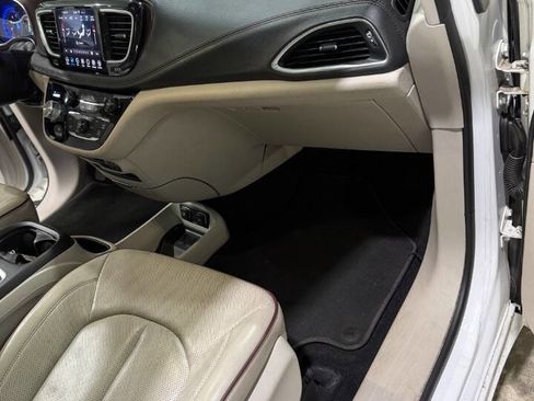 Used 2020 Chrysler Pacifica Limited image 10