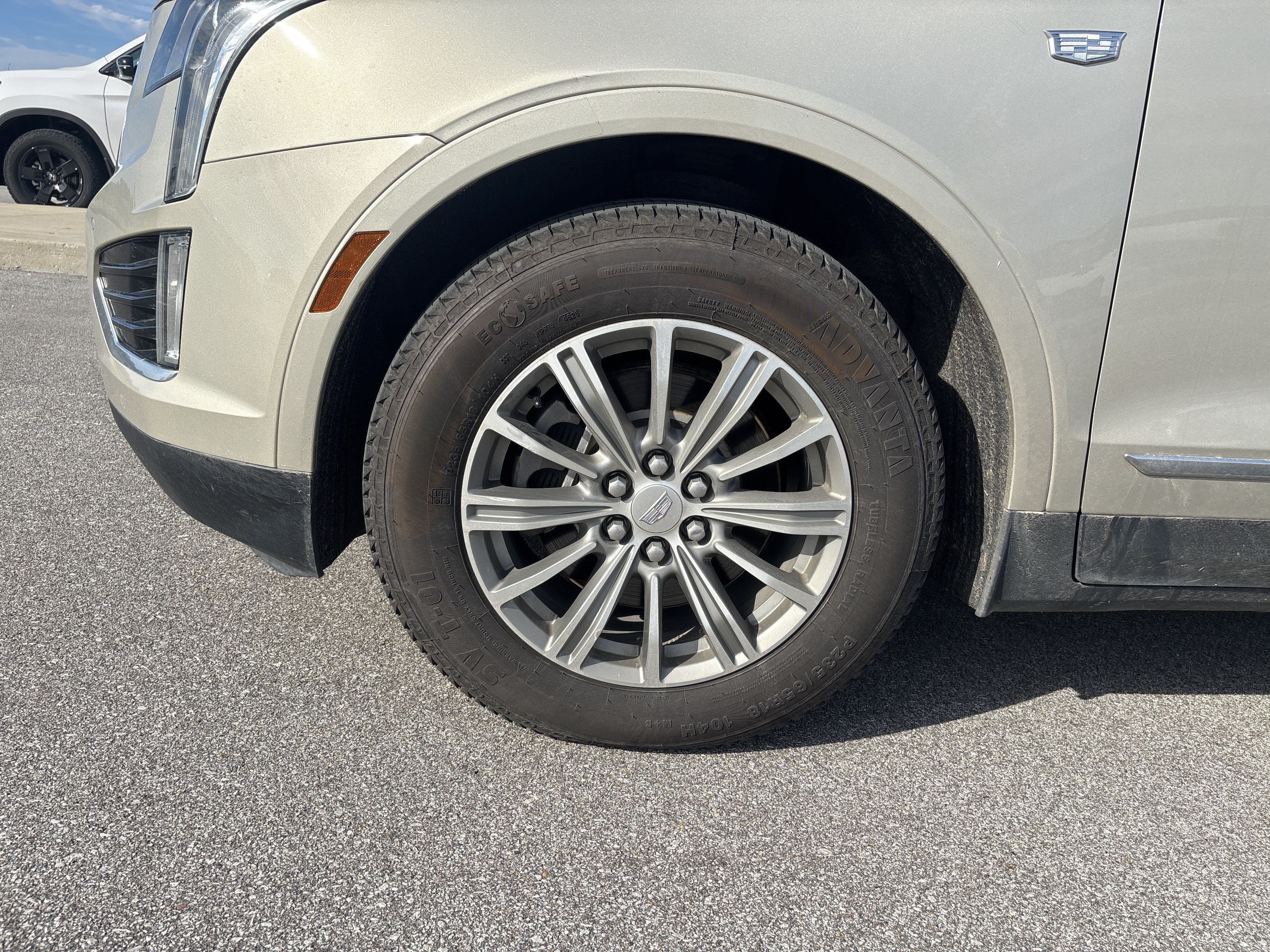 Used 2017 Cadillac XT5 Luxury w/ Driver Awareness Package AWD/4WD image 12