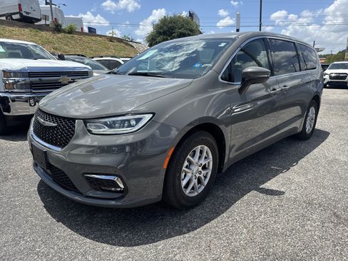 Used 2023 Chrysler Pacifica Touring-L FWD image 5
