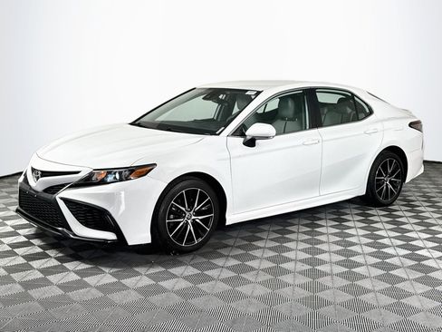 Used 2022 Toyota Camry SE FWD image 4
