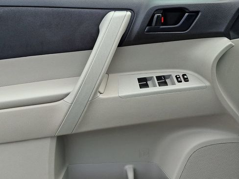 Used 2013 Toyota Highlander Plus w/ Cold Weather Pkg image 15