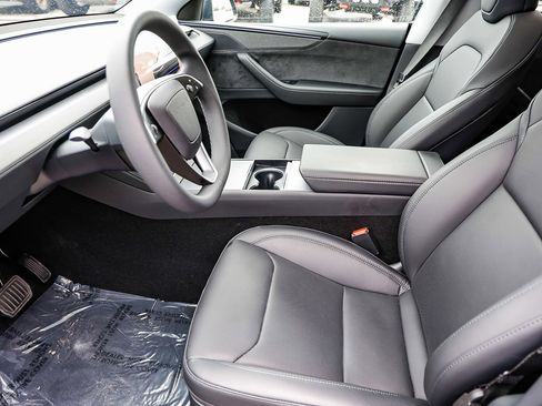 Used 2026 Tesla Model Y Long Range image 19