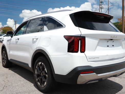 Used 2025 Kia Sorento S w/ Panoramic Sunroof Package FWD image 3