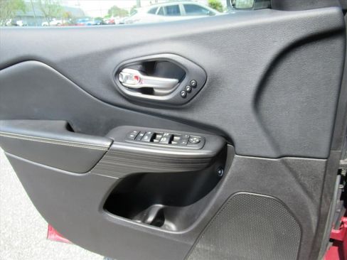 Used 2014 Jeep Cherokee Limited w/ Luxury Group AWD/4WD image 19