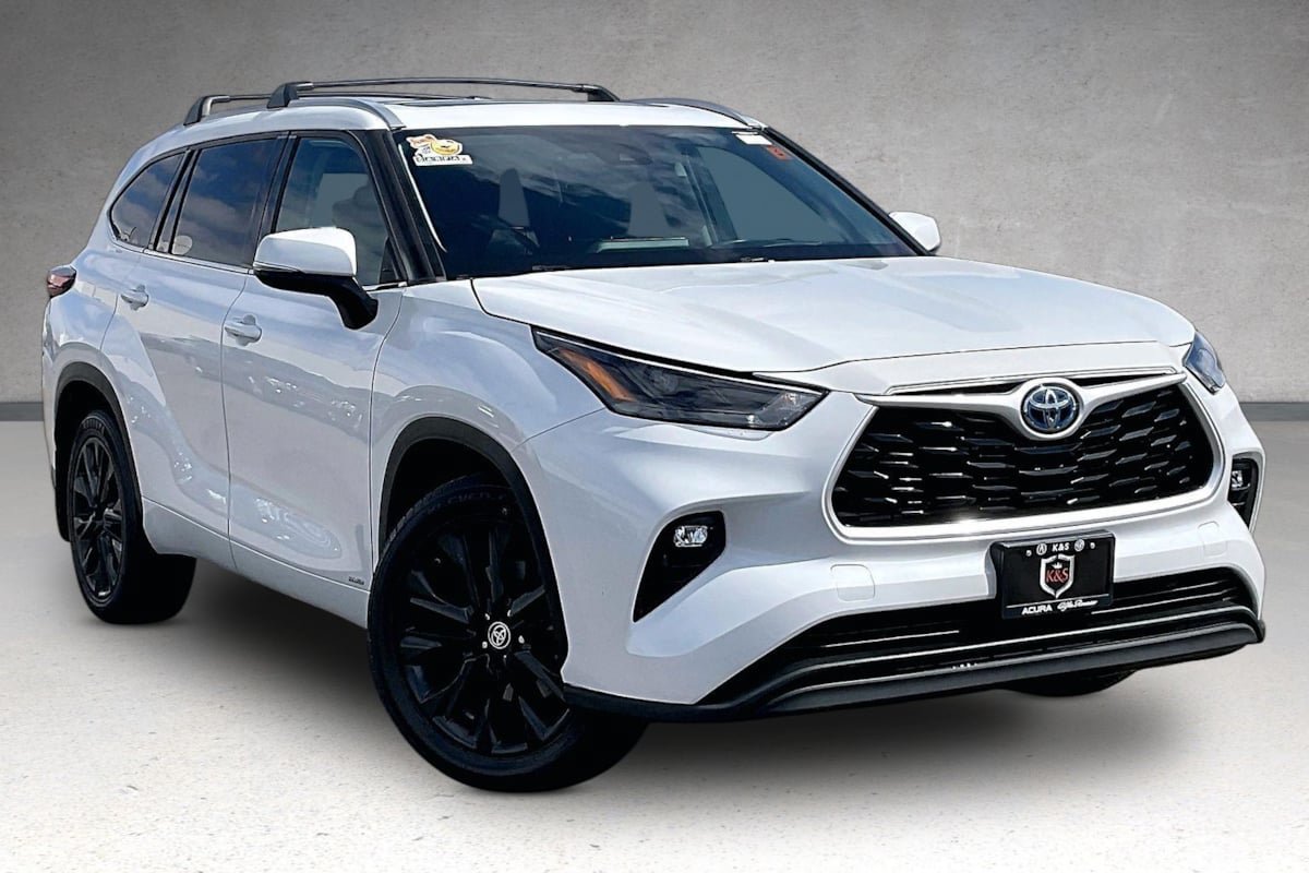 Used 2022 Toyota Highlander XLE AWD/4WD image 2