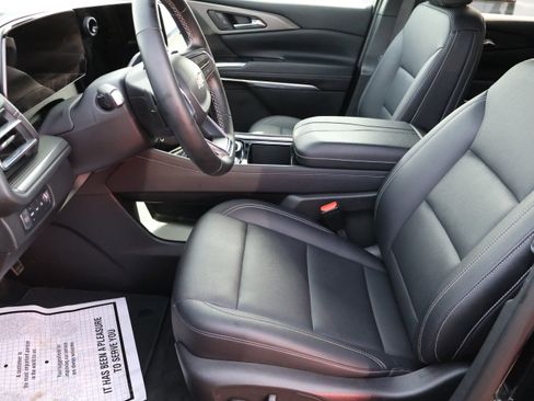 Used 2025 Chevrolet Traverse LT image 34
