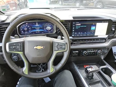 Used 2025 Chevrolet Silverado 1500 LTZ image 3