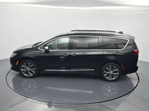 Used 2017 Chrysler Pacifica Limited w/ UConnect Theater Package FWD image 36