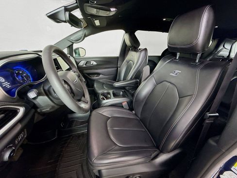 Used 2023 Chrysler Pacifica Touring-L w/ S Appearance Package AWD/4WD image 5