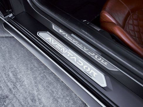 Used 2018 Lamborghini Aventador S image 43