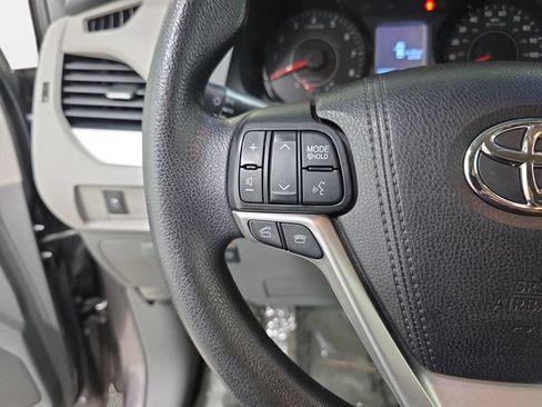 Used 2016 Toyota Sienna LE w/ Protection Package FWD image 17