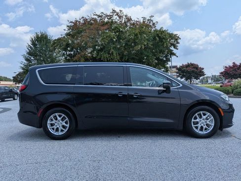 Used 2023 Chrysler Pacifica Touring-L FWD image 9