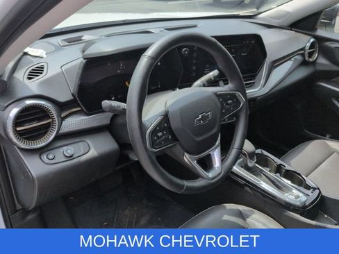 Used 2025 Chevrolet Trax ACTIV w/ Sunroof Package FWD image 9