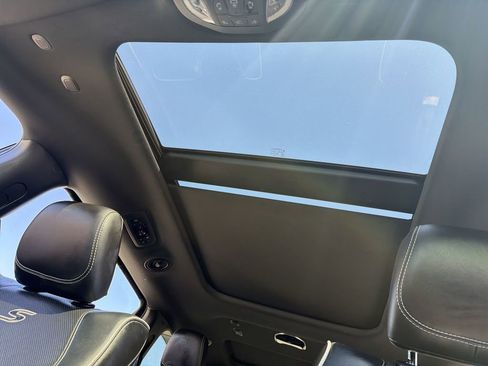 Used 2021 Chrysler Pacifica Limited w/ Uconnect Theater Family Group FWD image 16