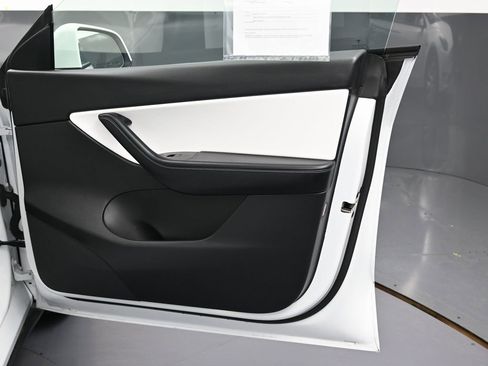 Used 2022 Tesla Model Y Long Range image 40