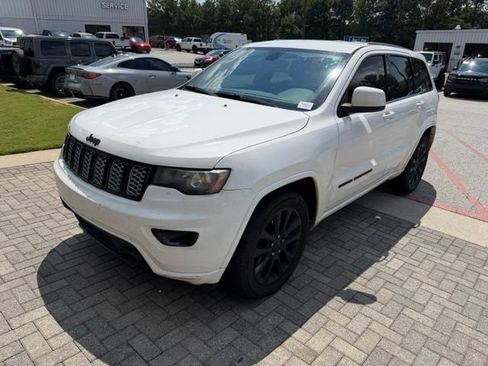 Used 2018 Jeep Grand Cherokee Altitude RWD image 2