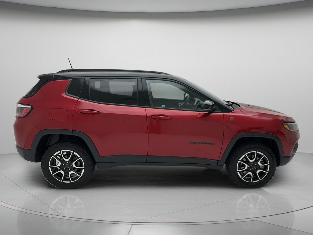 Used 2025 Jeep Compass Trailhawk AWD/4WD image 4