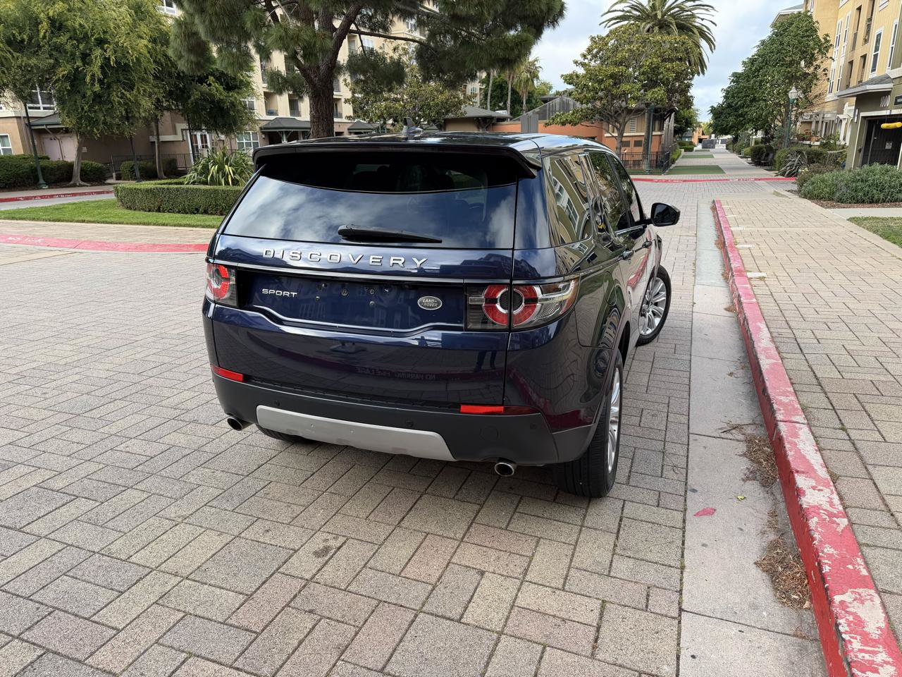 Used 2016 Land Rover Discovery Sport SE AWD/4WD image 12