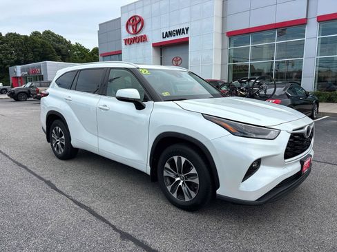 Used 2022 Toyota Highlander XLE AWD/4WD image 1