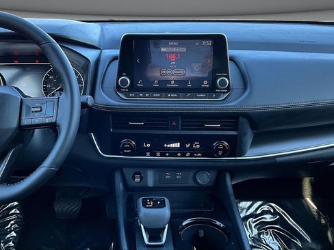 Used 2025 Nissan Rogue SV image 9