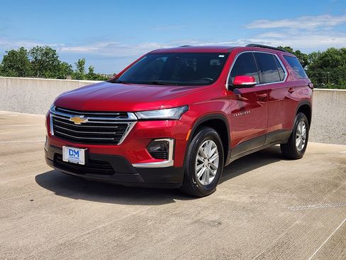 Used 2023 Chevrolet Traverse LT FWD image 3