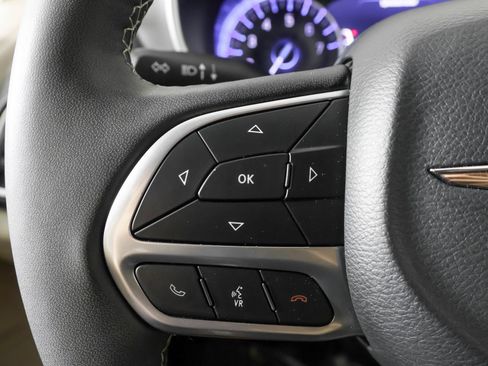 Used 2024 Chrysler Pacifica Touring-L FWD image 26