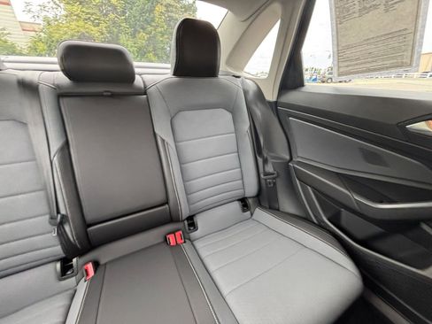 Used 2025 Volkswagen Jetta SE image 36