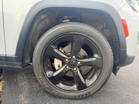 Used 2024 Jeep Grand Cherokee Altitude AWD/4WD image 9