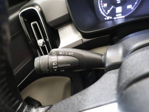 Used 2019 Volvo XC40 T4 Momentum FWD image 28