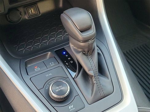 Used 2025 Toyota RAV4 LE image 27