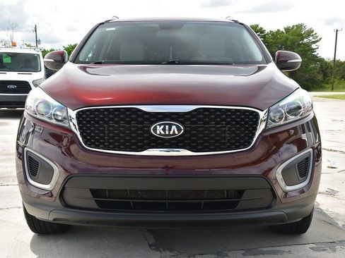 Used 2017 Kia Sorento FWD image 2