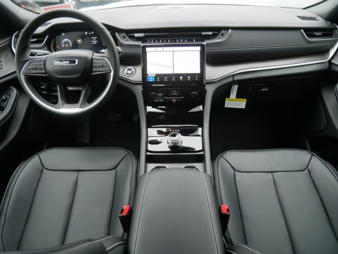 New 2025 Jeep Grand Cherokee Limited w/ Black Appearance Package image 9