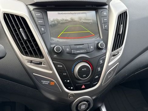 Used 2017 Hyundai Veloster Value Edition image 28