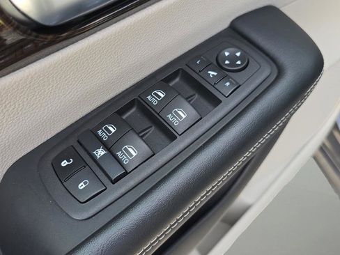 Used 2023 Chrysler Pacifica Limited image 16