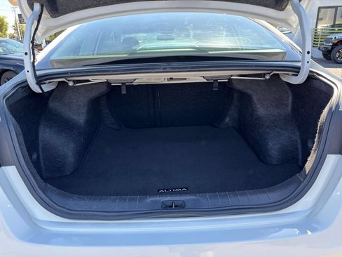 Used 2025 Nissan Altima 2.5 SV FWD image 31