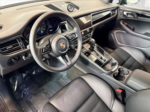 Certified 2026 Porsche Macan AWD/4WD image 4