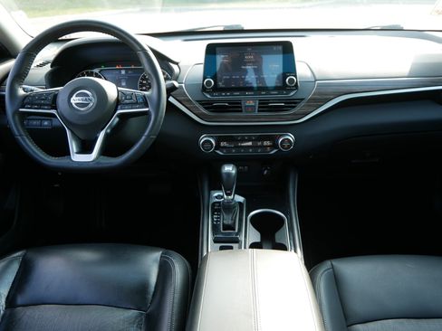Used 2020 Nissan Altima 2.0 Platinum FWD image 10