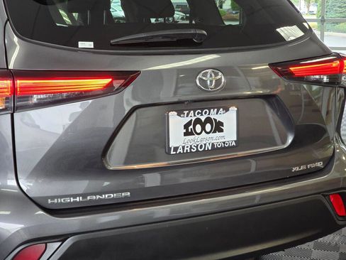 Used 2024 Toyota Highlander XLE AWD/4WD image 12
