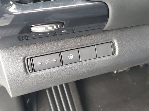 Used 2023 Nissan Pathfinder SV image 13