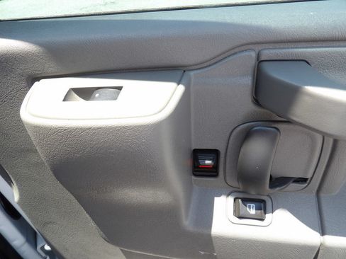 Used 2018 Chevrolet Express 2500 Extended RWD image 32