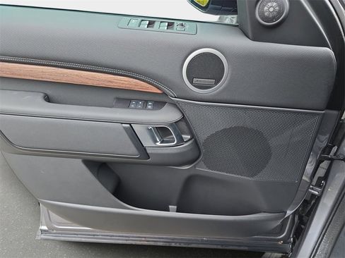 New 2025 Land Rover Discovery Dynamic SE image 29