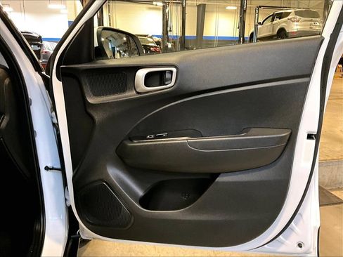 Used 2020 Hyundai Venue SE FWD image 12