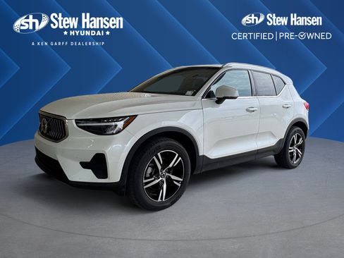Used 2025 Volvo XC40 B5 Core image 1