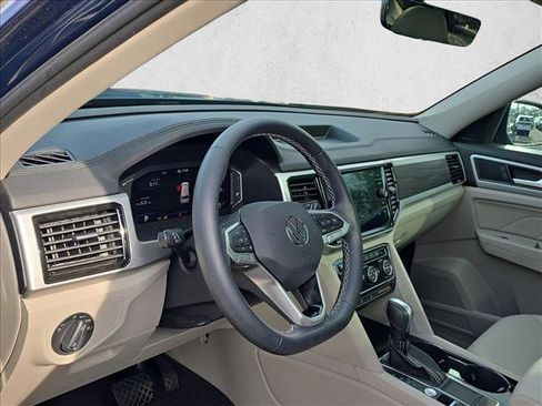 Used 2023 Volkswagen Atlas SE w/ Panoramic Sunroof Package image 9