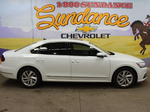 Used 2018 Volkswagen Passat 2.0T SE FWD image 1