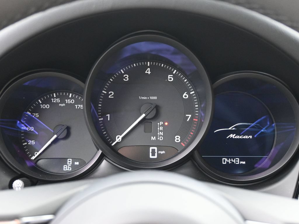Certified 2026 Porsche Macan AWD/4WD image 9
