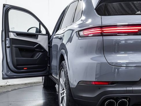 Certified 2025 Porsche Cayenne AWD/4WD image 21