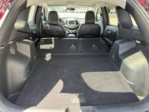 Used 2019 Jeep Cherokee Latitude Plus w/ Cold Weather Group AWD/4WD image 16