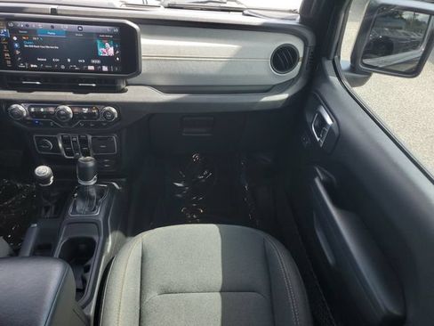 Used 2024 Jeep Wrangler Unlimited w/ Convenience Group AWD/4WD image 17